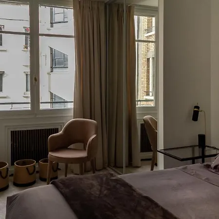Beautiful Flat View Of The Seine And Eiffel Tower *